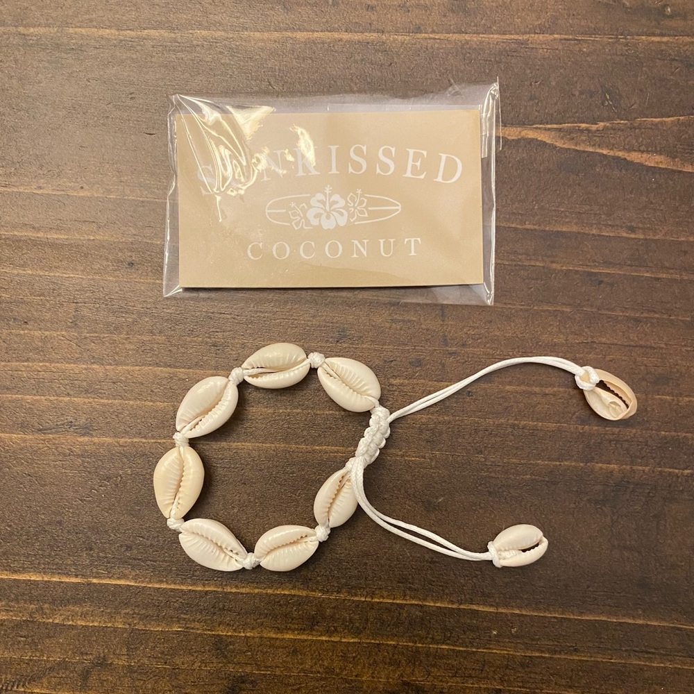 Seashell adjustable anklet/bracelet in white.